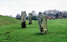 Avebury,-stone-circle,-henge,-megalith,-Neolithic,-UNESCO-World-Heritage-Site,-Wiltshire,-England,-prehistoric-monument,-sarsen-stone,-archaeology,-Stonehenge,-Early-Bronze-Age,-ceremonial-site,-ritual-landscape,-Alexander-Keiller,-National-Trust,-ancient-monument,-archaeological-site,-Neolithic-Britain,-sacred-landscape,-prehistoric-astronomy,-ancient-Britain,-heritage-site,-Kaleidos,-Kaleidos-images,-La-parole-à-limage,-Tarek-Charara